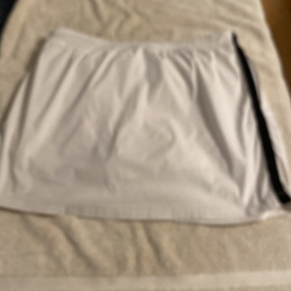 Danskin Now woman’s skort size XL white with blue stripe - Picture 5 of 5